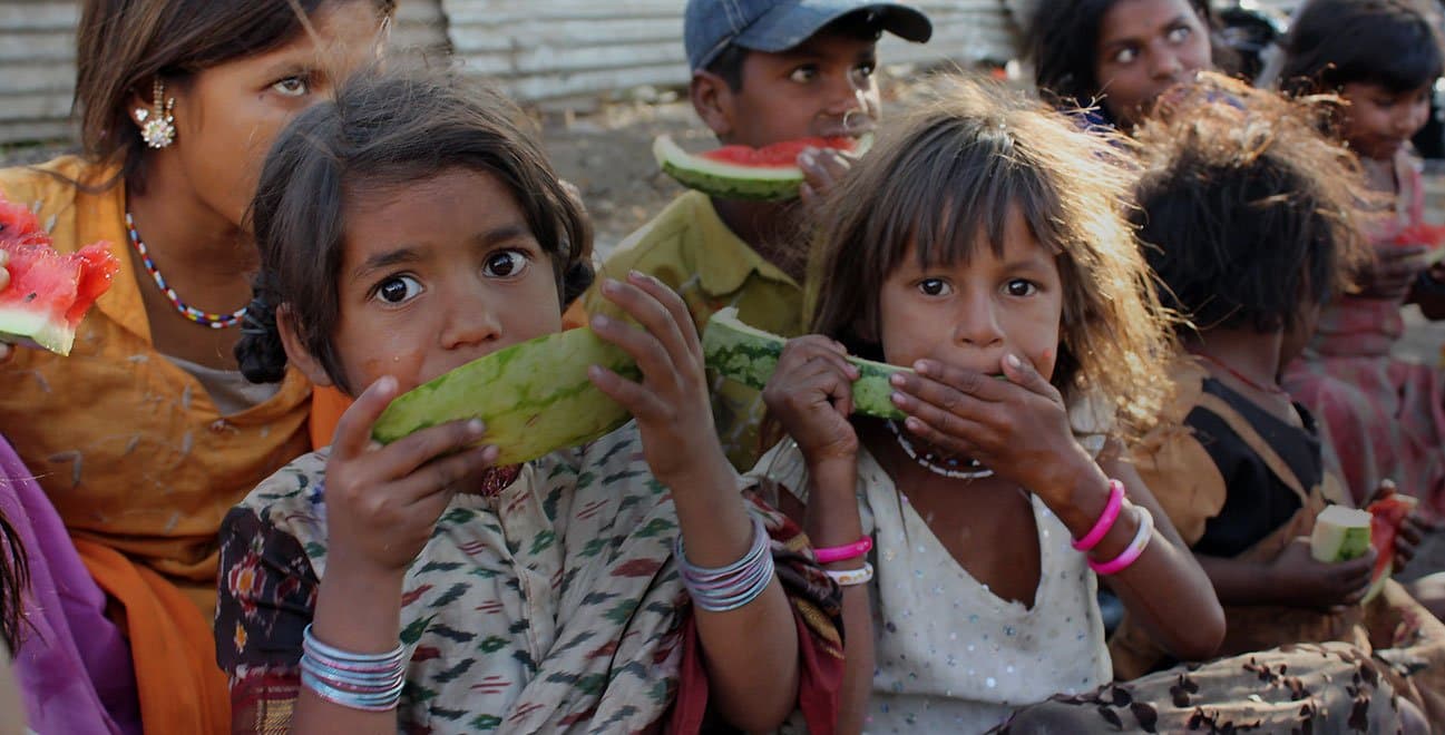 Illustration éditable de terrain pour l’histoire de l’association